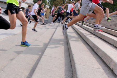 Вверх по Потемкинской лестнице: в центре Одессы устроили массовый забег (фоторепортаж)