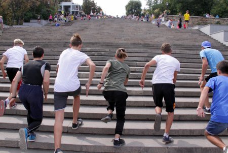 Вверх по Потемкинской лестнице: в центре Одессы устроили массовый забег (фоторепортаж)
