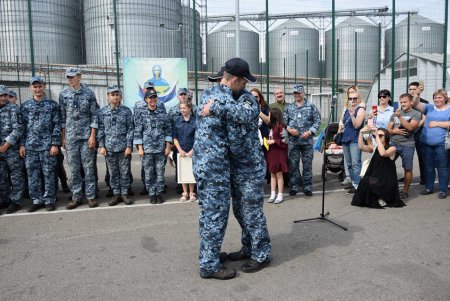 Освобожденные из плена моряки возвращаются в Одессу (фото, обновлено)