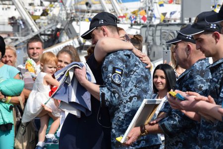 Освобожденные из плена моряки возвращаются в Одессу (фото, обновлено)