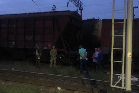 Подростка ударило током на железнодорожных путях в Малиновском районе: мальчик погиб на месте (фото)