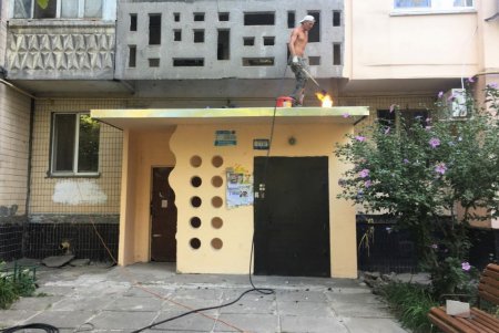Коммунальщики ремонтируют крыши и козырьки подъездов жилых домов (фото)