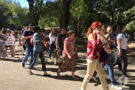 Одесситы с плакатами прошли по городу в поддержку прав животных (фото)