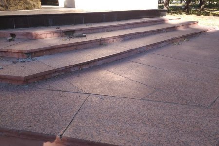 Коммунальщики восстанавливают основание мемориала воинам-афганцам (фото)