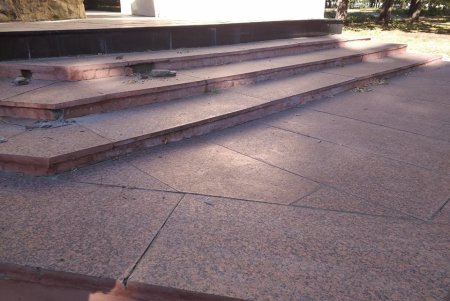 Коммунальщики восстанавливают основание мемориала воинам-афганцам (фото)
