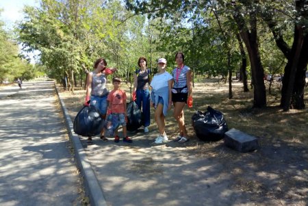 На традиционные осенние субботники вышли горожане в парки и скверы Одессы (фото)