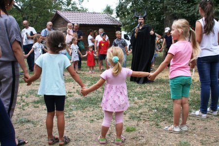 Слониха Венди в честь юбилея получила фрукты, сладости и корзину цветов (фото)