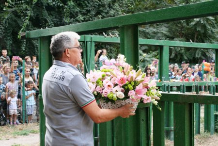 Слониха Венди в честь юбилея получила фрукты, сладости и корзину цветов (фото)