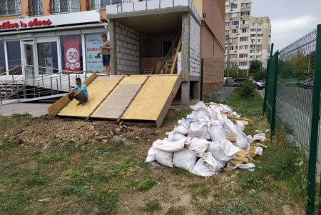 Жильцы частного сектора Одессы складируют стройматериалы и бытовой мусор (фото)