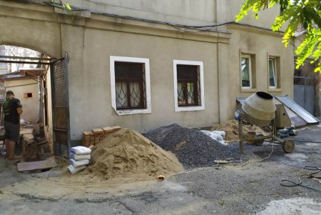 Жильцы частного сектора Одессы складируют стройматериалы и бытовой мусор (фото)