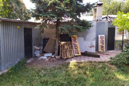 Жильцы частного сектора Одессы складируют стройматериалы и бытовой мусор (фото)