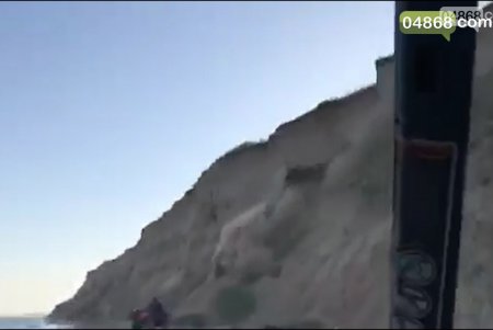 Масштабный оползень в районе Санжейки: чудом никто не пострадал (фото, видео)