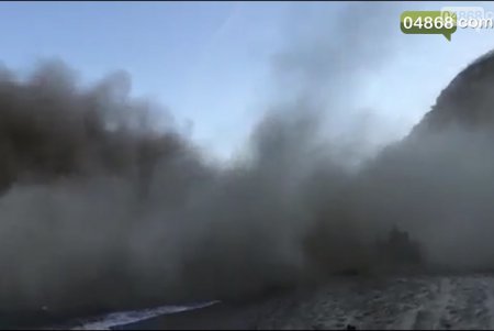 Масштабный оползень в районе Санжейки: чудом никто не пострадал (фото, видео)