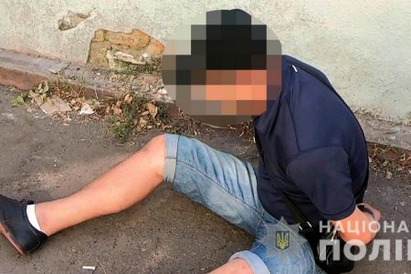 Трое мужчин обокрали квартиру пенсионерки: вынесли все ювелирные изделия (фото, видео)