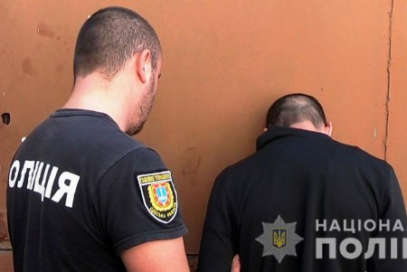 Трое мужчин обокрали квартиру пенсионерки: вынесли все ювелирные изделия (фото, видео)