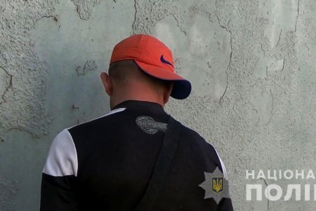 Трое мужчин обокрали квартиру пенсионерки: вынесли все ювелирные изделия (фото, видео)