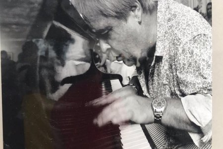 Odessa JazzFest: в Летнем театре открылась выставка, посвященная Юрию Кузнецову