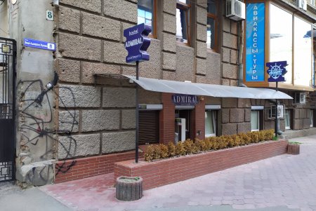 С фасадов городских зданий убрали более 90 рекламных вывесок (фото)