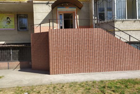 С фасадов городских зданий убрали более 90 рекламных вывесок (фото)