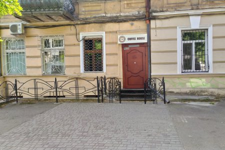 С фасадов городских зданий убрали более 90 рекламных вывесок (фото)