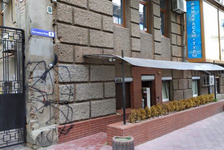 С фасадов городских зданий убрали более 90 рекламных вывесок (фото)