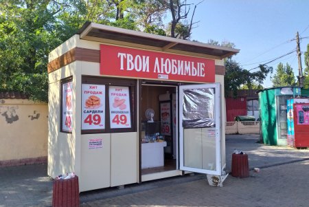 С фасадов городских зданий убрали более 90 рекламных вывесок (фото)
