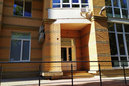 С фасадов городских зданий убрали более 90 рекламных вывесок (фото)