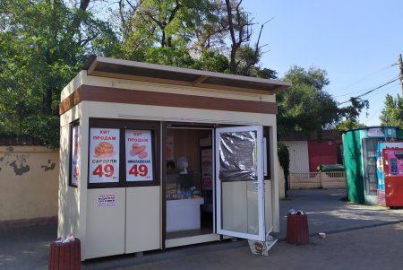 С фасадов городских зданий убрали более 90 рекламных вывесок (фото)