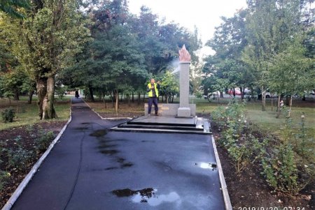 Памятники в сквере Партизанской славы отмыли от грязи и пыли (фото)