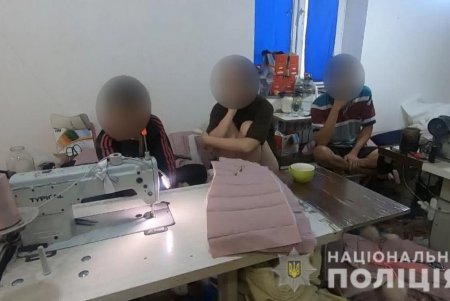 В Овидиопольском районе нелегально шили «брендовую» одежду (фото, видео)