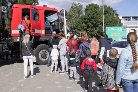 «Город профессий»: маленьких одесситов устроили на работу (фоторепортаж)