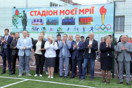 Современный стадион появился на территории Одесской гимназии №6 (фоторепортаж)