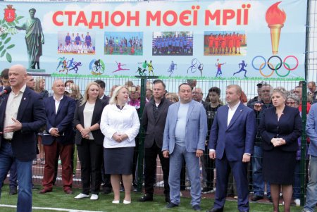 Современный стадион появился на территории Одесской гимназии №6 (фоторепортаж)