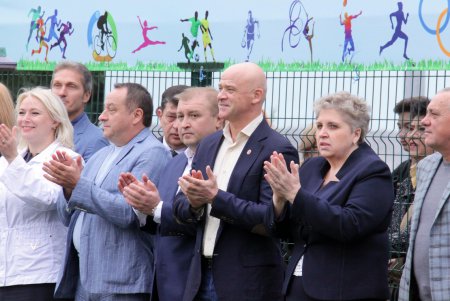 Современный стадион появился на территории Одесской гимназии №6 (фоторепортаж)