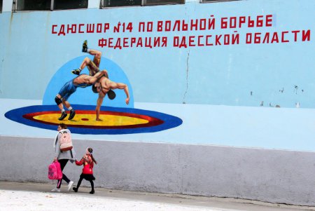 Современный стадион появился на территории Одесской гимназии №6 (фоторепортаж)