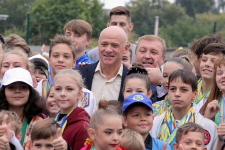 Современный стадион появился на территории Одесской гимназии №6 (фоторепортаж)