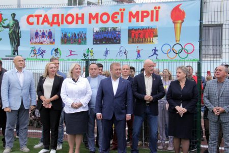 Современный стадион появился на территории Одесской гимназии №6 (фоторепортаж)
