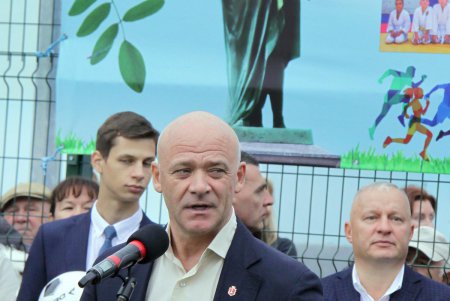 Современный стадион появился на территории Одесской гимназии №6 (фоторепортаж)
