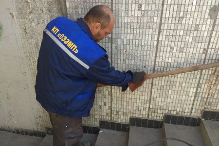 В подземных переходах на Привокзальной площади обновили поручни (фото)
