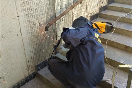 В подземных переходах на Привокзальной площади обновили поручни (фото)