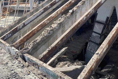 На пляже «Чайка» капитально ремонтируют ведущую к морю лестницу (фото)