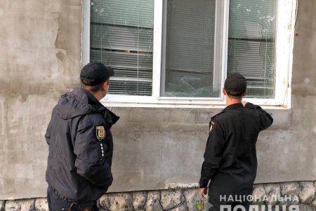 В Ананьеве трое пьяных мужчин бросились на полицейских с монтировкой и топором (фото)