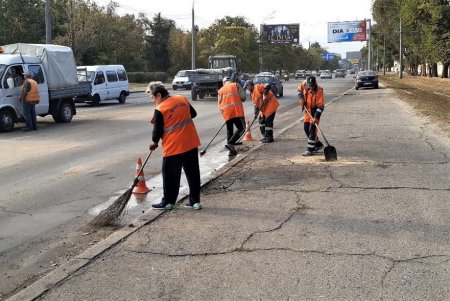 Коммунальщики вымыли Ивановский мост и остановки общественного транспорта (фото)