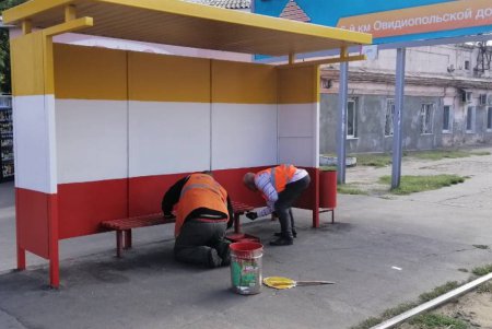 Коммунальщики вымыли Ивановский мост и остановки общественного транспорта (фото)