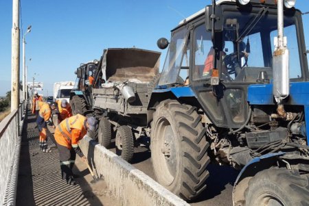 Коммунальщики вымыли Ивановский мост и остановки общественного транспорта (фото)