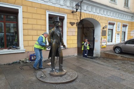 Постамент памятника Пушкину теперь прочно закреплен на фундаменте (фото)