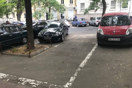 В городе демонтируют незаконно установленные объекты и элементы торговли (фото)