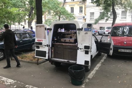 В городе демонтируют незаконно установленные объекты и элементы торговли (фото)
