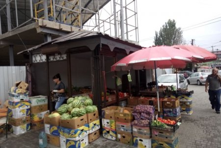 В городе демонтируют незаконно установленные объекты и элементы торговли (фото)