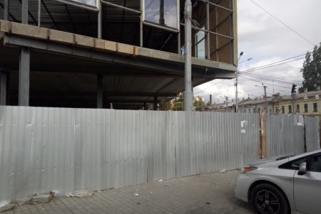 В городе демонтируют незаконно установленные объекты и элементы торговли (фото)